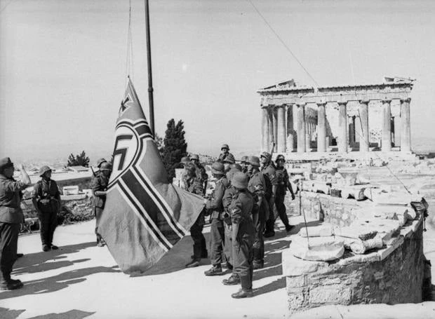 30 Μαίου 1941: Όταν ο Σάντας και ο Γλέζος κατέβασαν τη ναζιστική σημαία από την Ακρόπολη